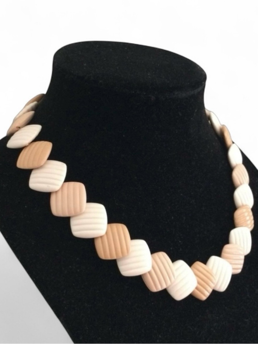 Vintage 1985 Avon Summer Sands Necklace – Dusty Pink & Cream Ribbed Square Beads - Picture 5 of 10
